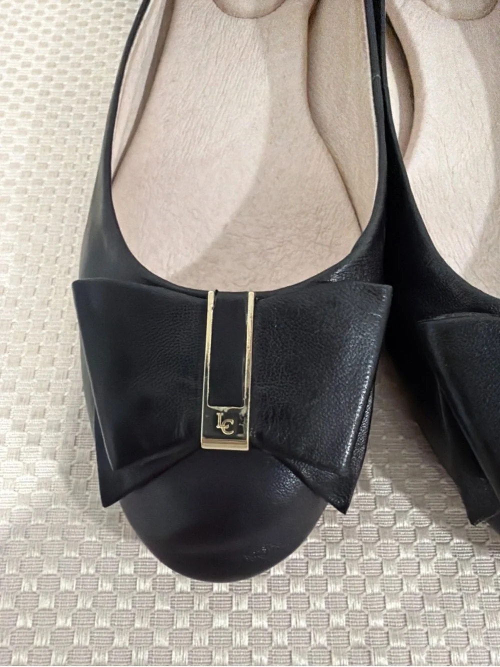 Louise et Cie 9.5 LO-FABLE Black Leather Gold Tone Raised Heel Bow Flats